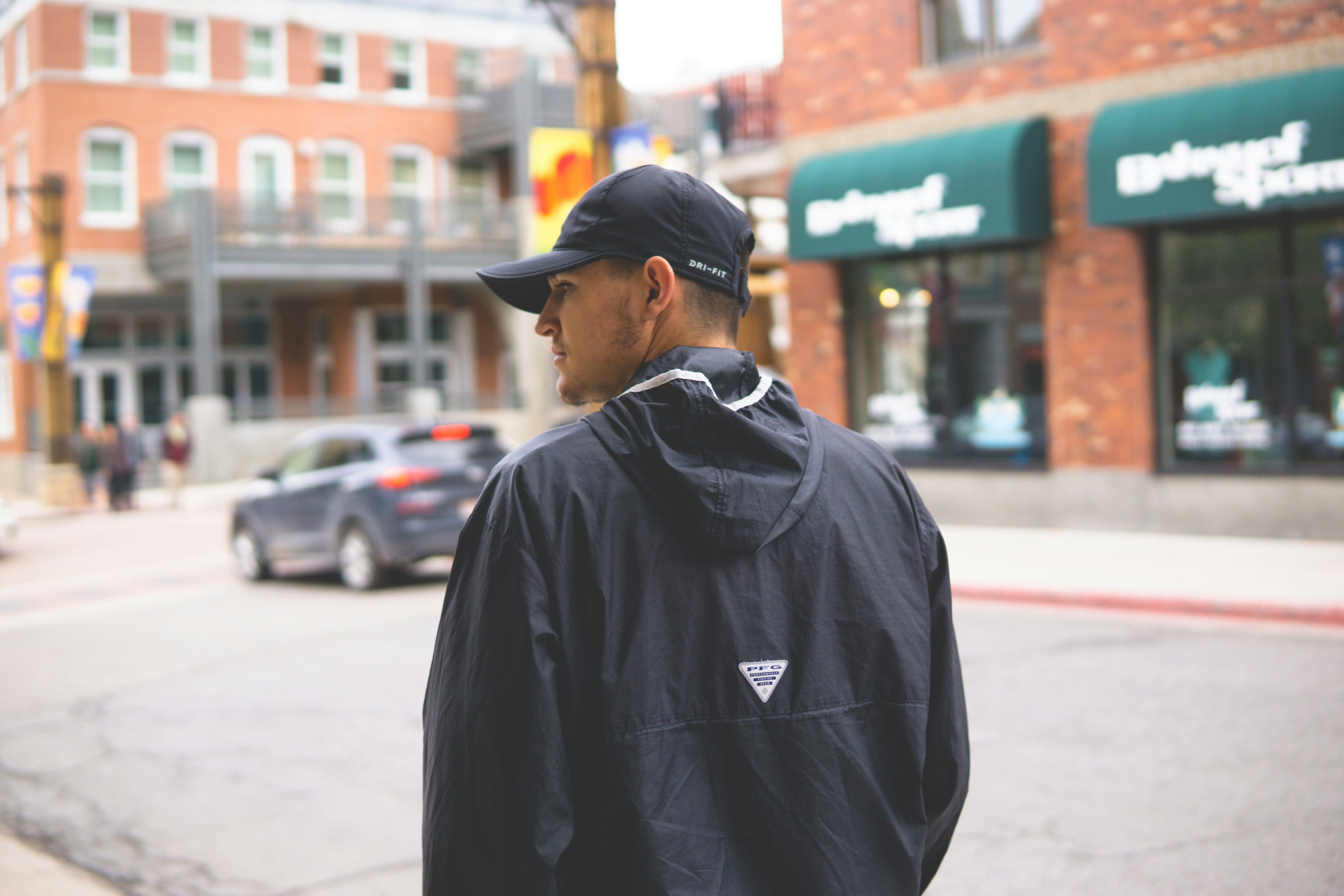 メンズブラックフード付きジャケットとブラックキャップ の写真 Unsplashで見つける人の無料写真