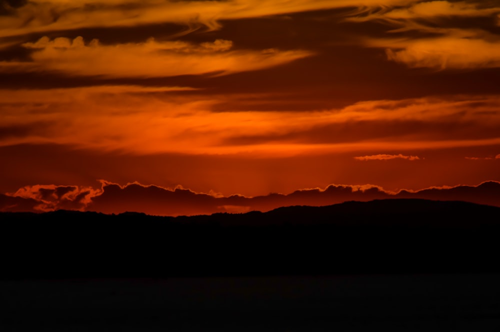 夕暮れ時の山々のシルエット