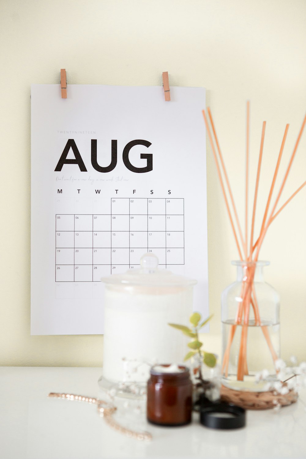 Calendario di agosto sul muro