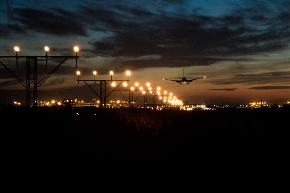 Graustufenfotografie des Flugzeugs