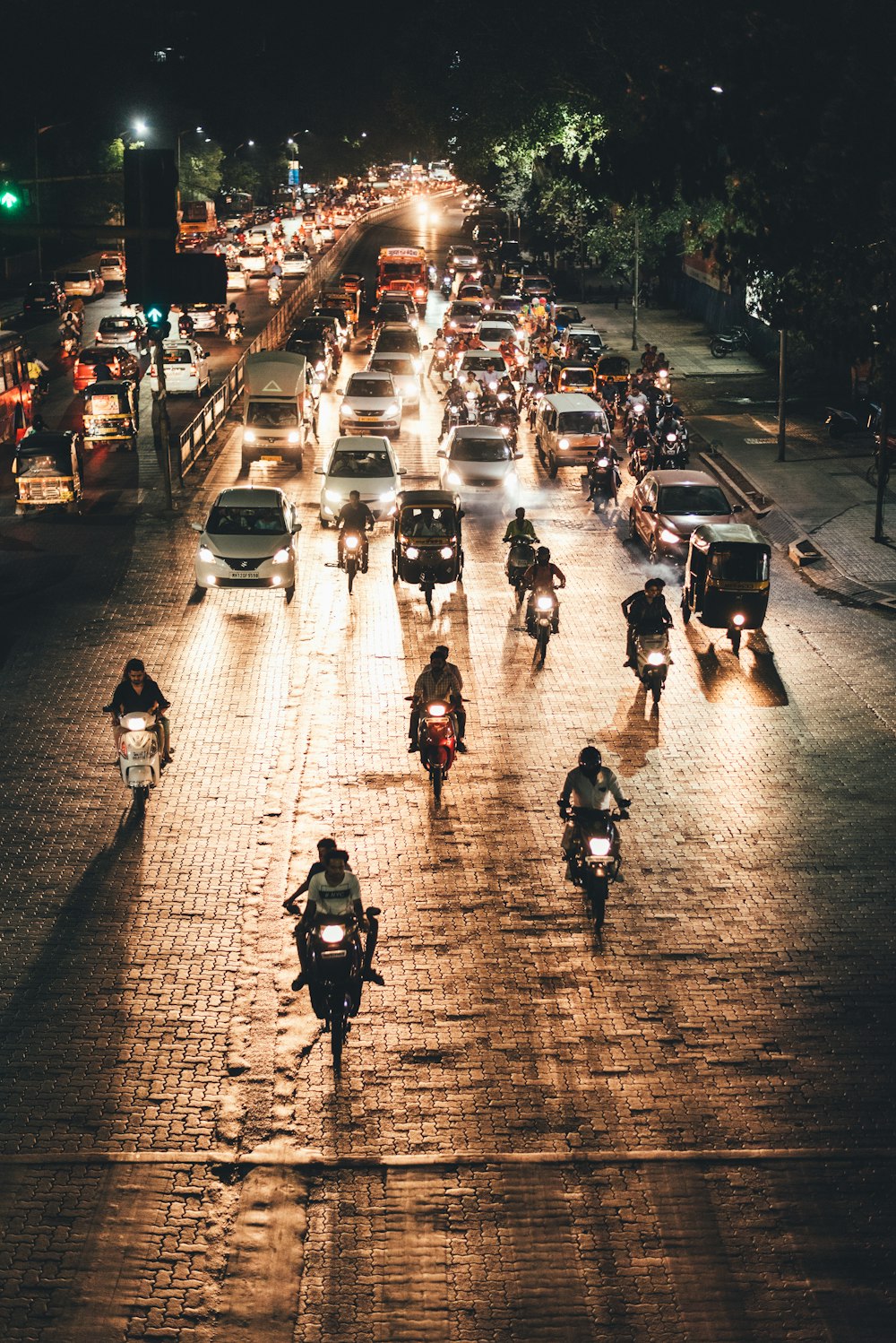 Véhicules sur la route pendant la nuit