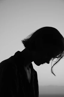 A sleek 3D rendered head showcasing a modern hairstyle with subtle gradient lighting.