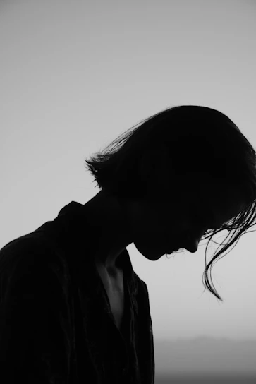 A sleek 3D rendered head showcasing a modern hairstyle with subtle gradient lighting.