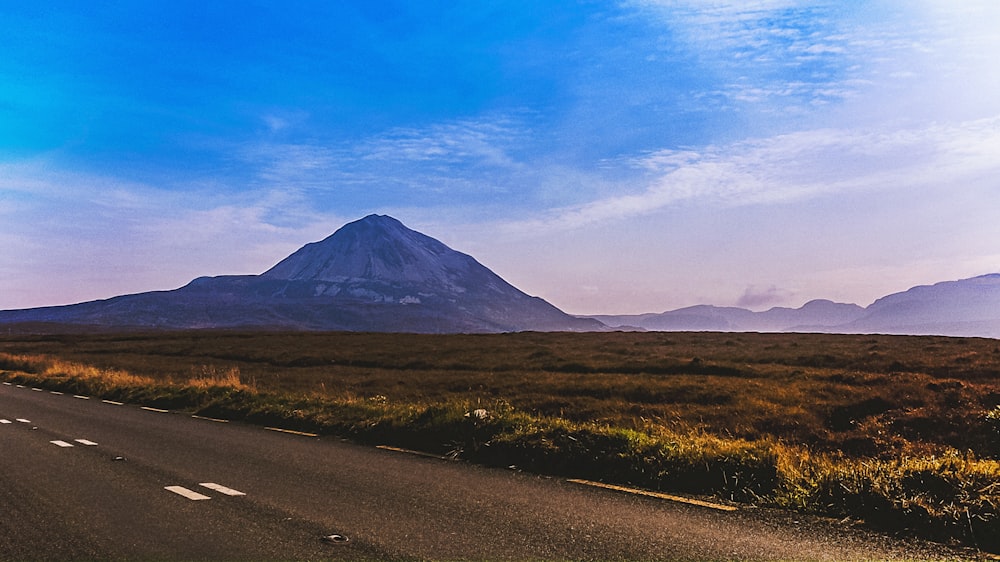 青空の下の高い山