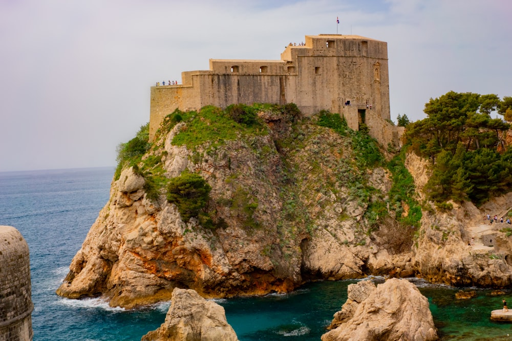 Castillo de hormigón marrón