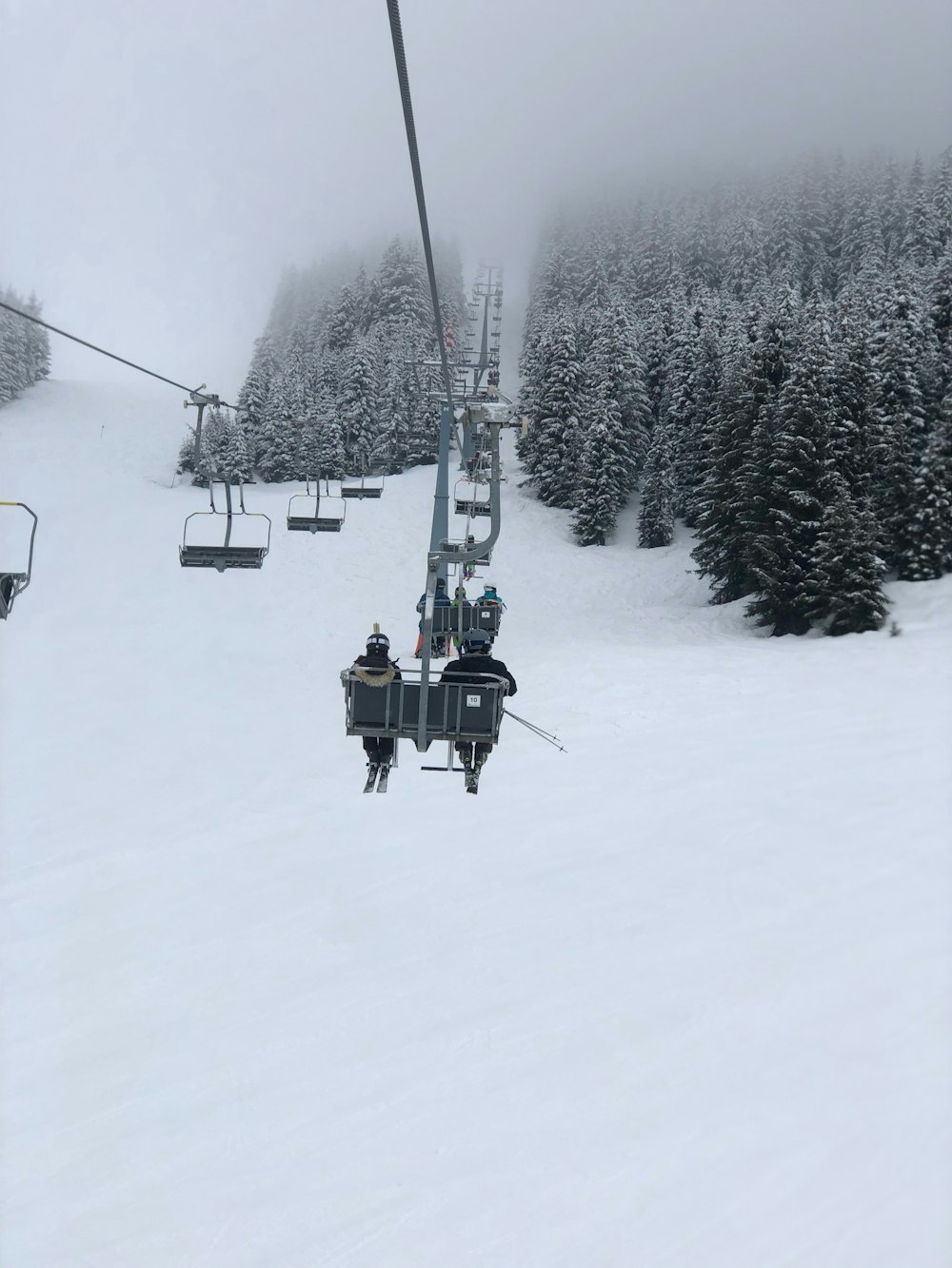 Menschen, die mit der Seilbahn fahren