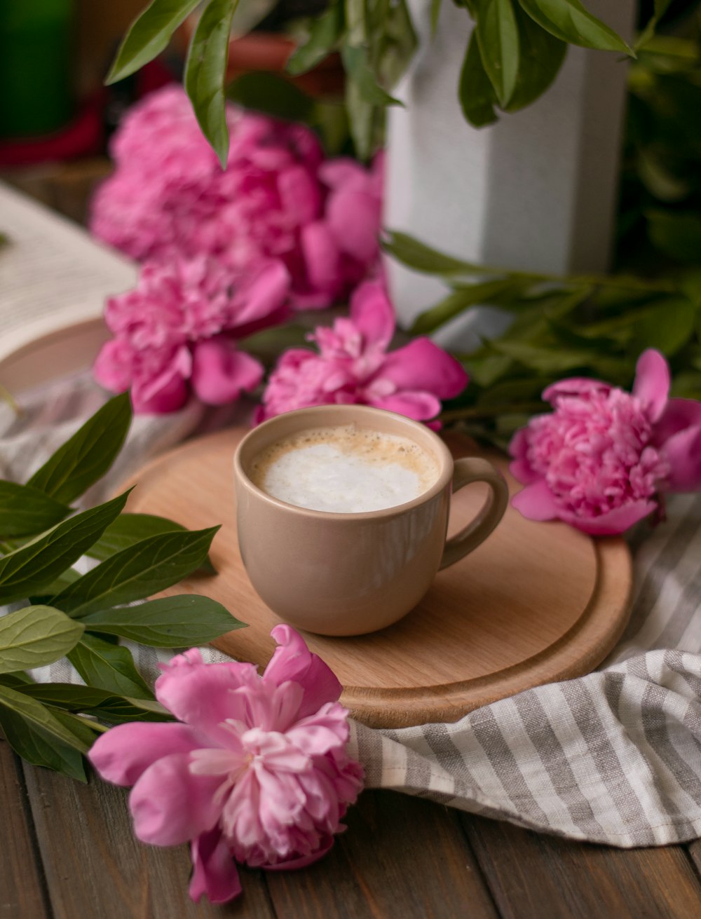 xícara de chá de cerâmica marrom com café com leite