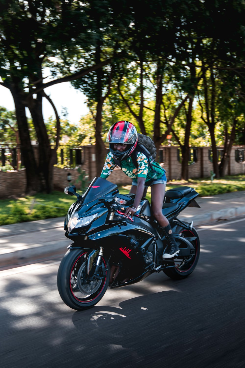 femme sur une moto de sport noire dans la rue