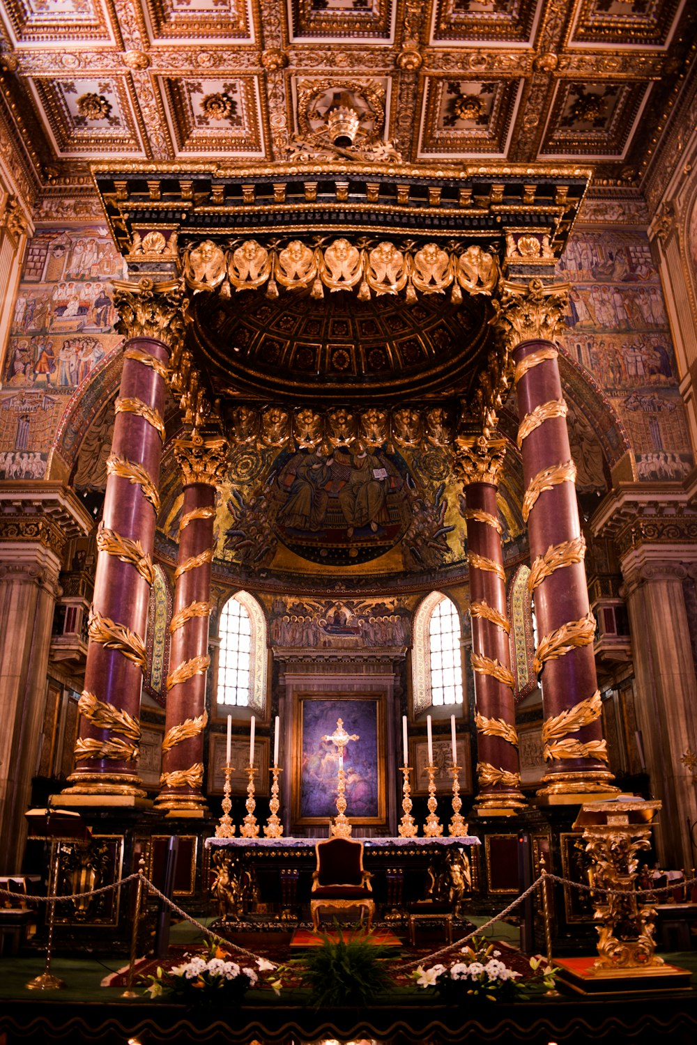 Intérieur de l’église en or