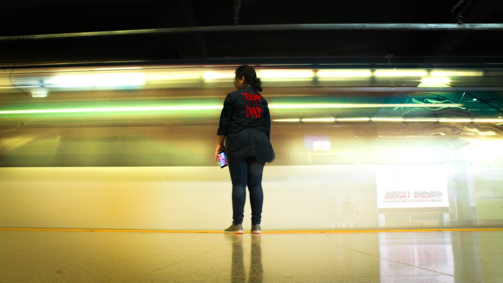 woman wearing black long-sleeved shirt and blue denim jeans