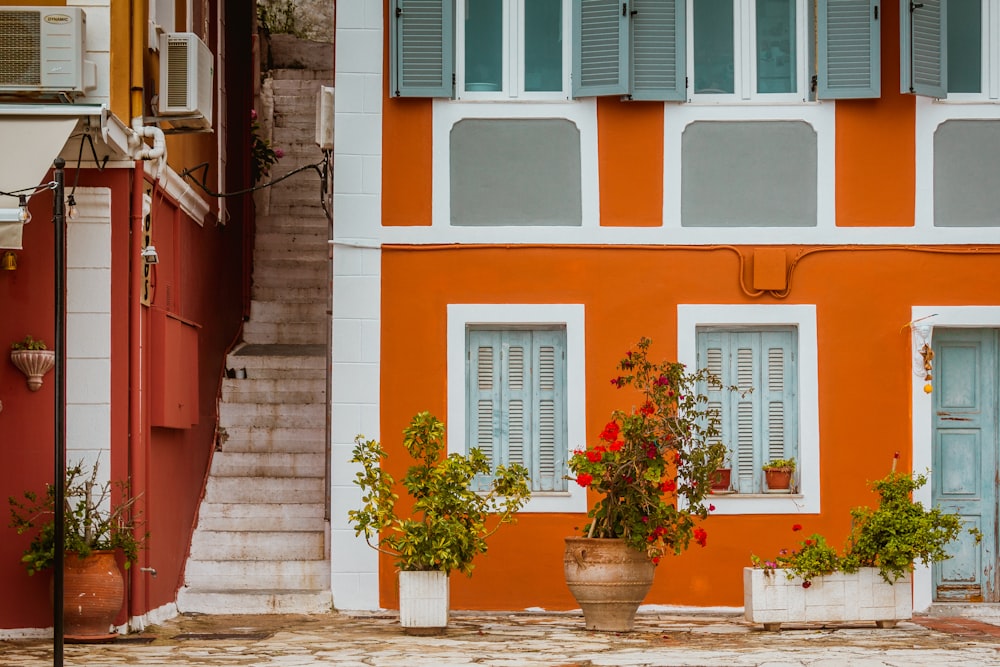 Gebäude aus orangefarbenem, weißem und grauem Beton