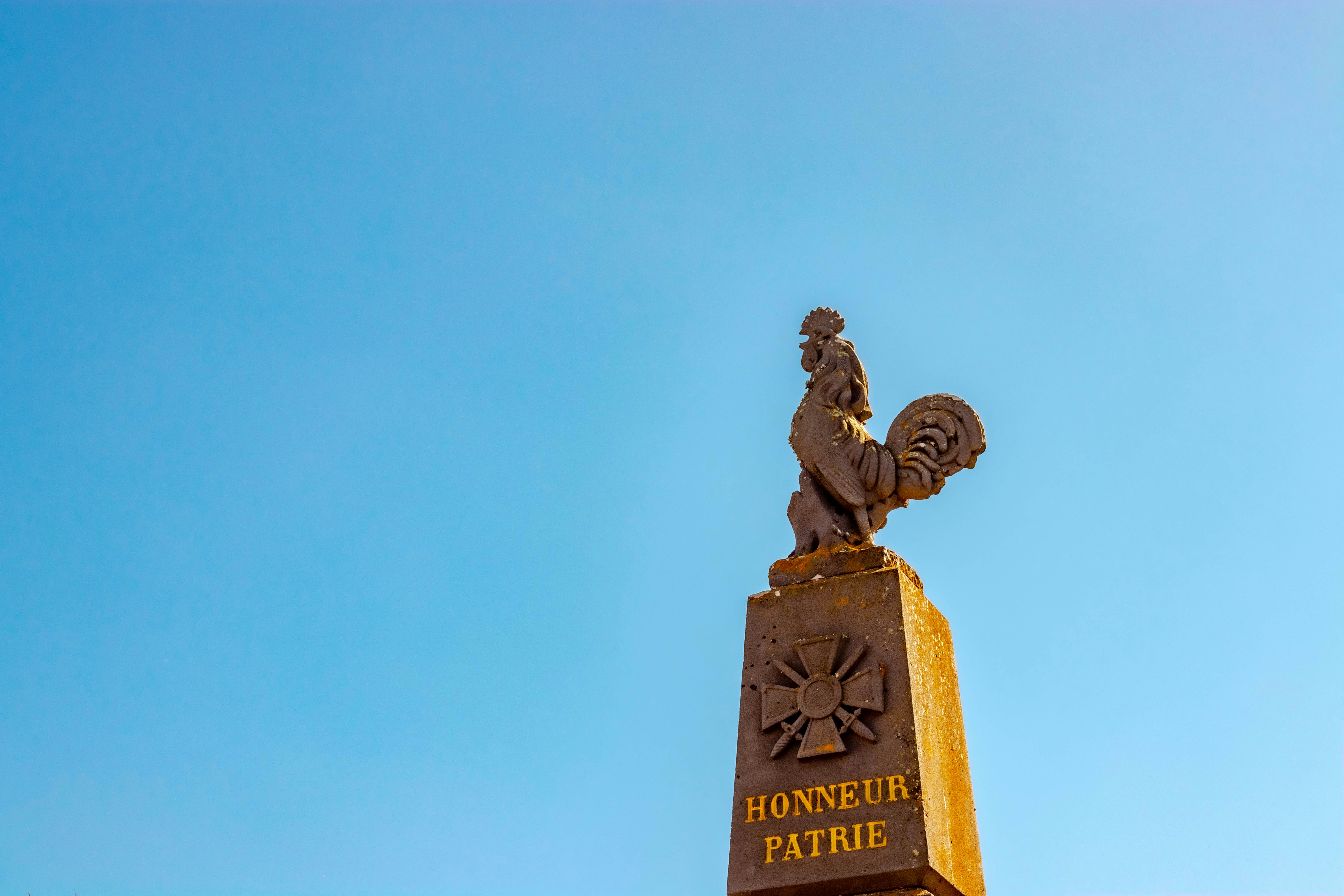 Honneur Patrie statue during day