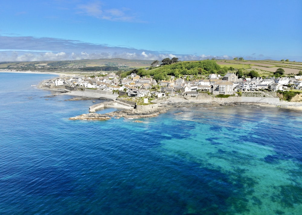 oceano vicino alle case