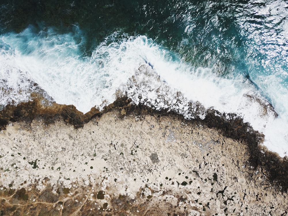 Photographie à vol d’oiseau d’un plan d’eau