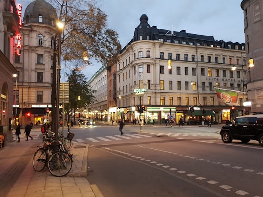 black car near structure in Pickwick Restaurang & Pub Sweden