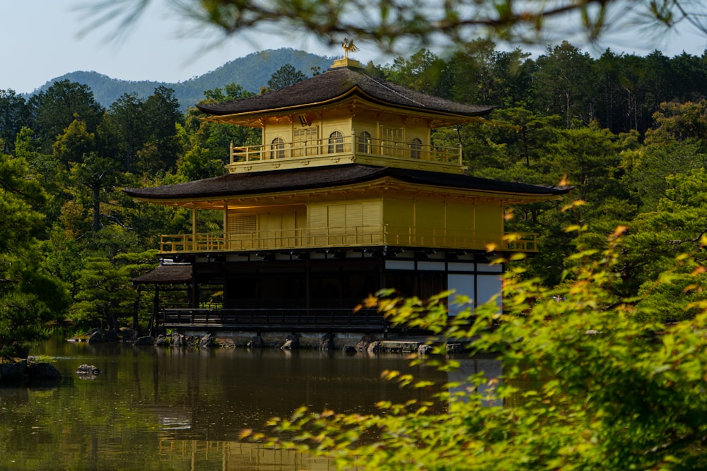 um pagode no meio de um lago cercado por árvores