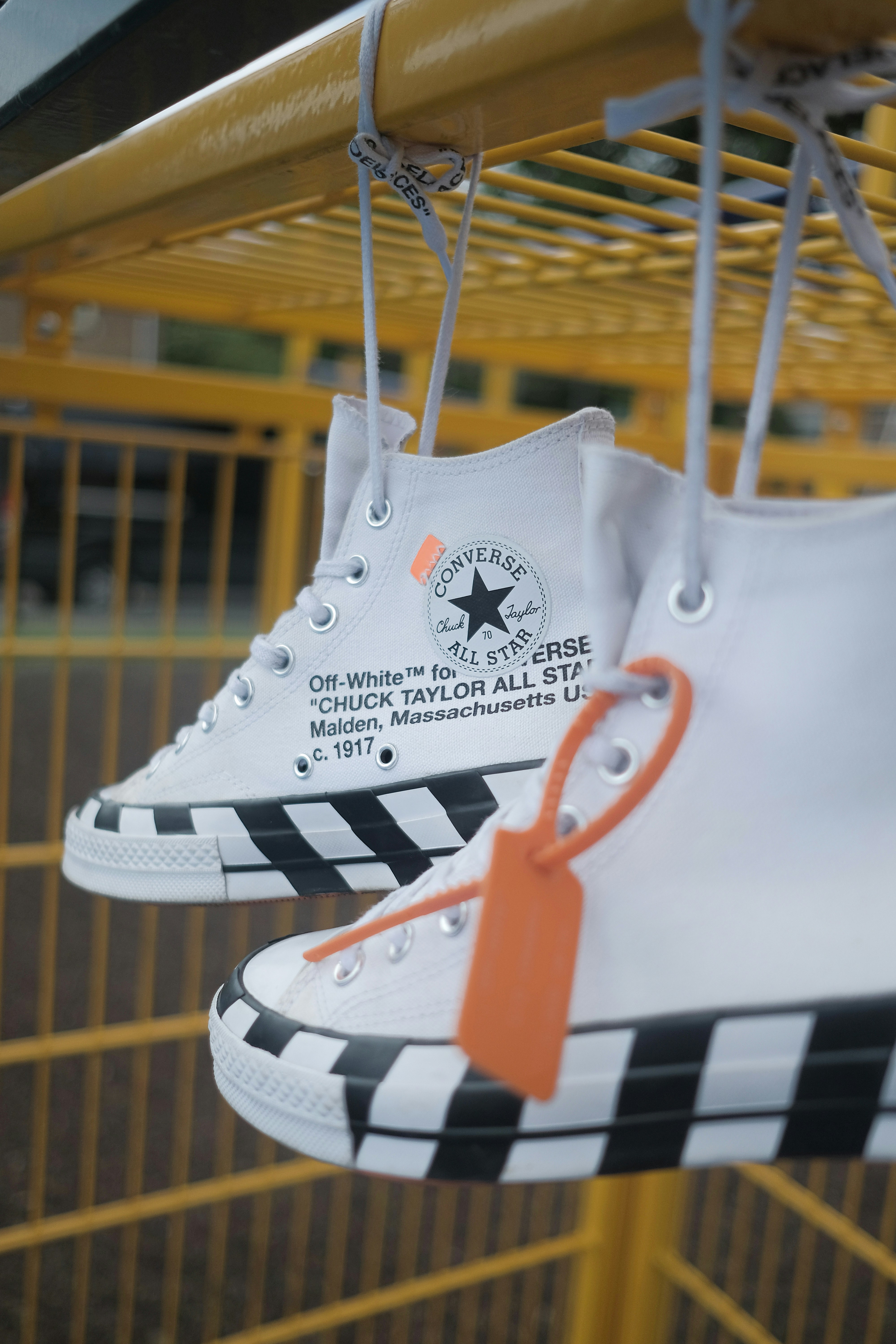 sepatu kets tinggi Converse All-Star putih-hitam
