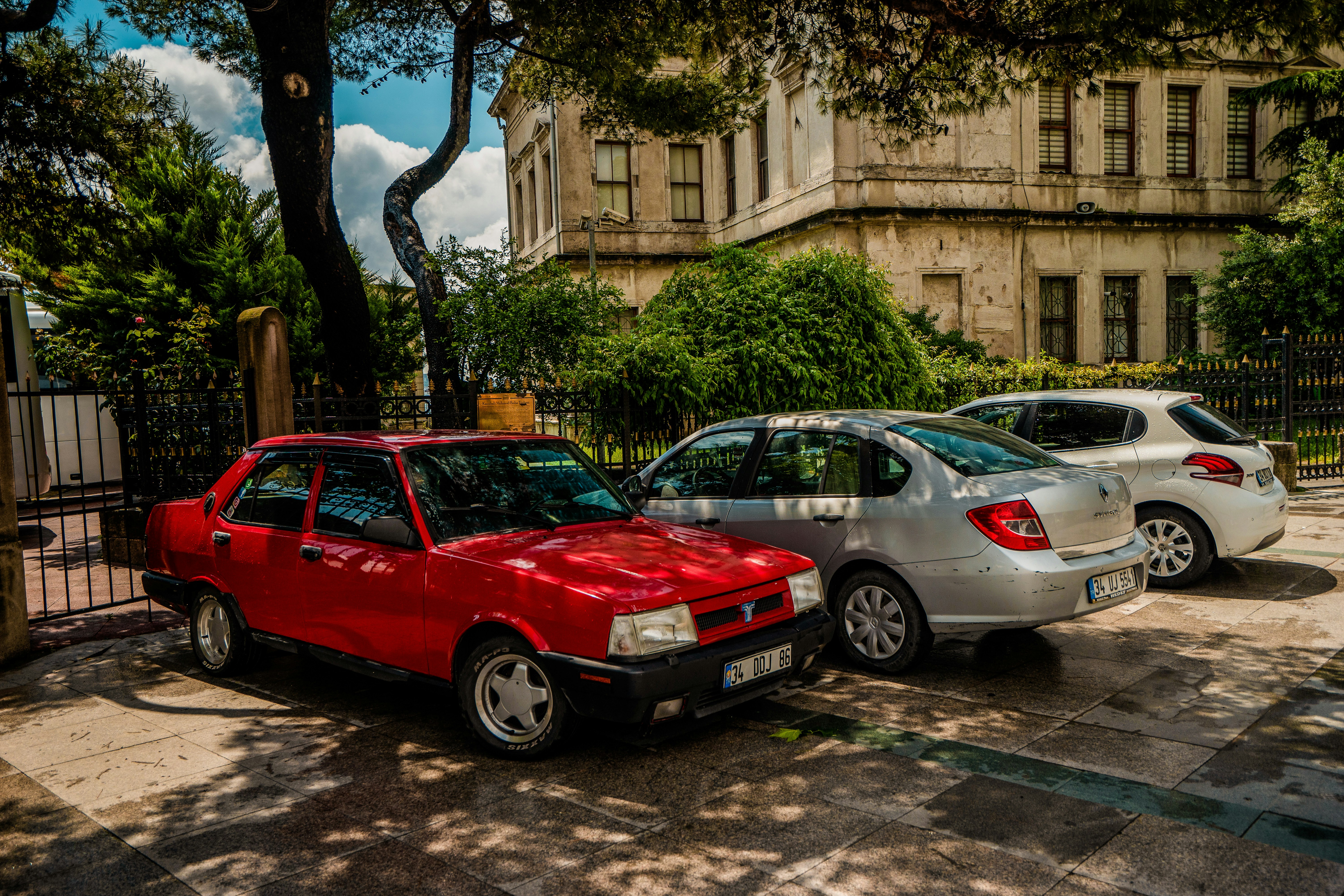 tre veicoli parcheggiati al cancello