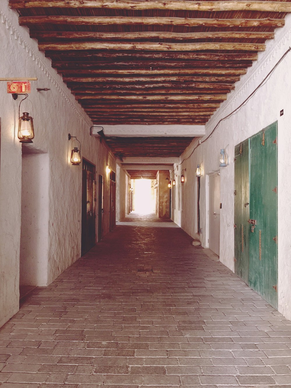 Edificio de hormigón blanco y marrón durante el día