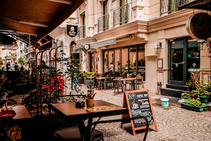 Terrasse chaleureuse d'un café de quartier