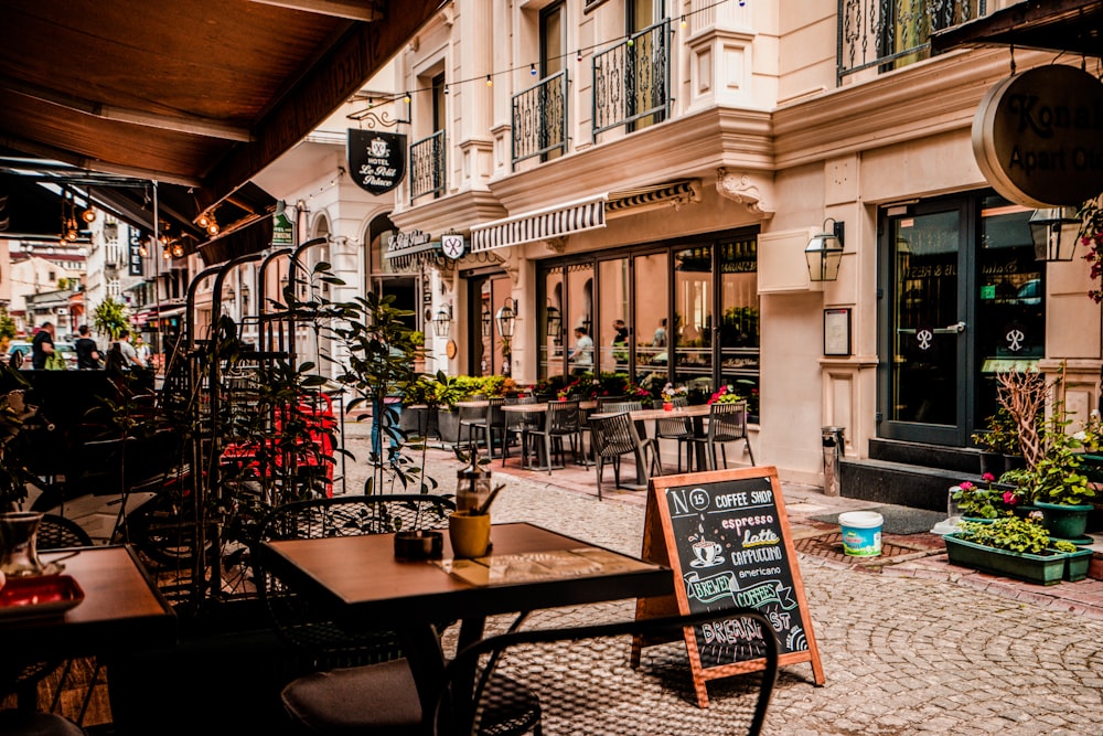 Café in een steegje met een buitenterras 