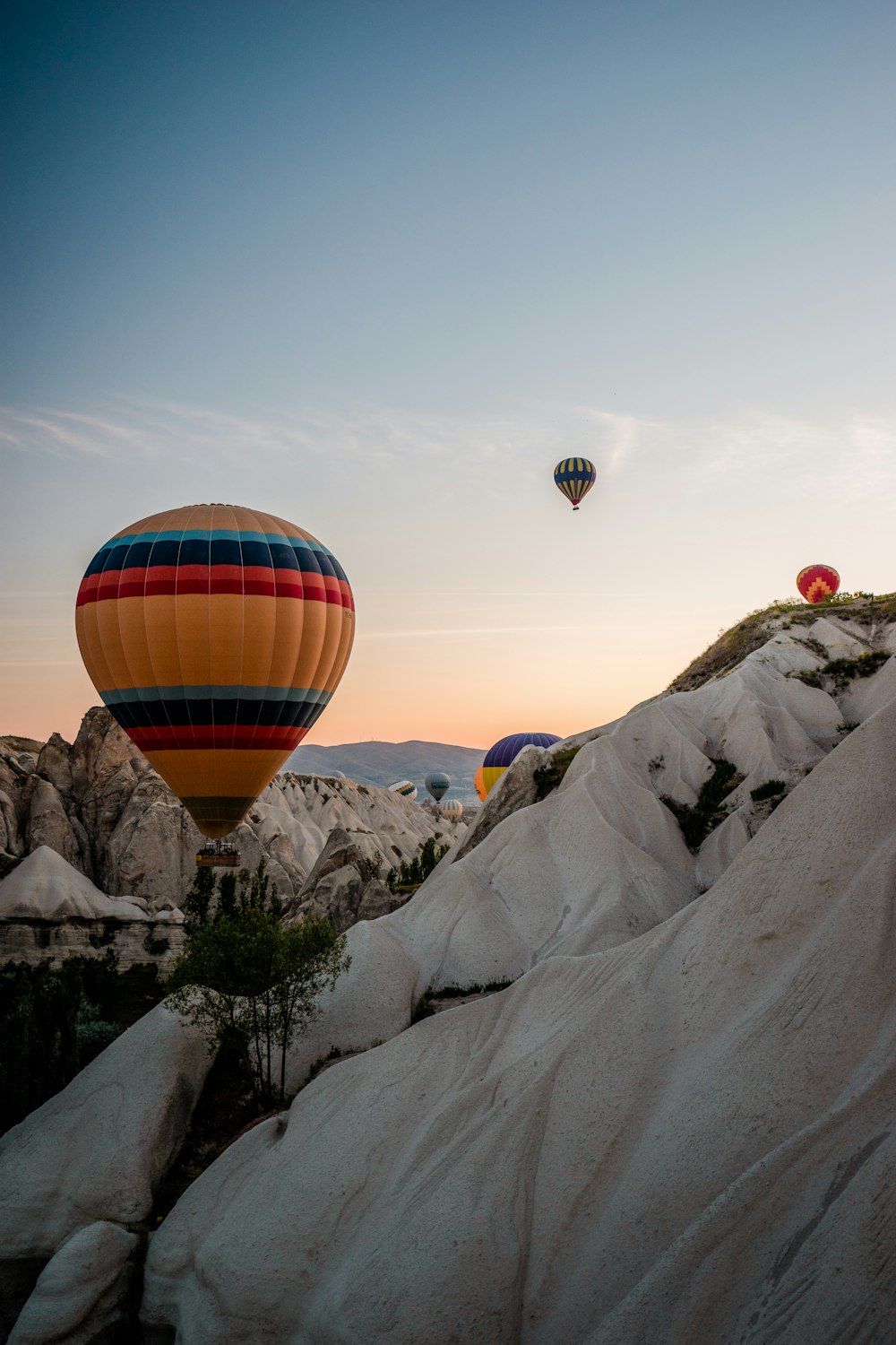 gelber und mehrfarbiger Heißluftballon