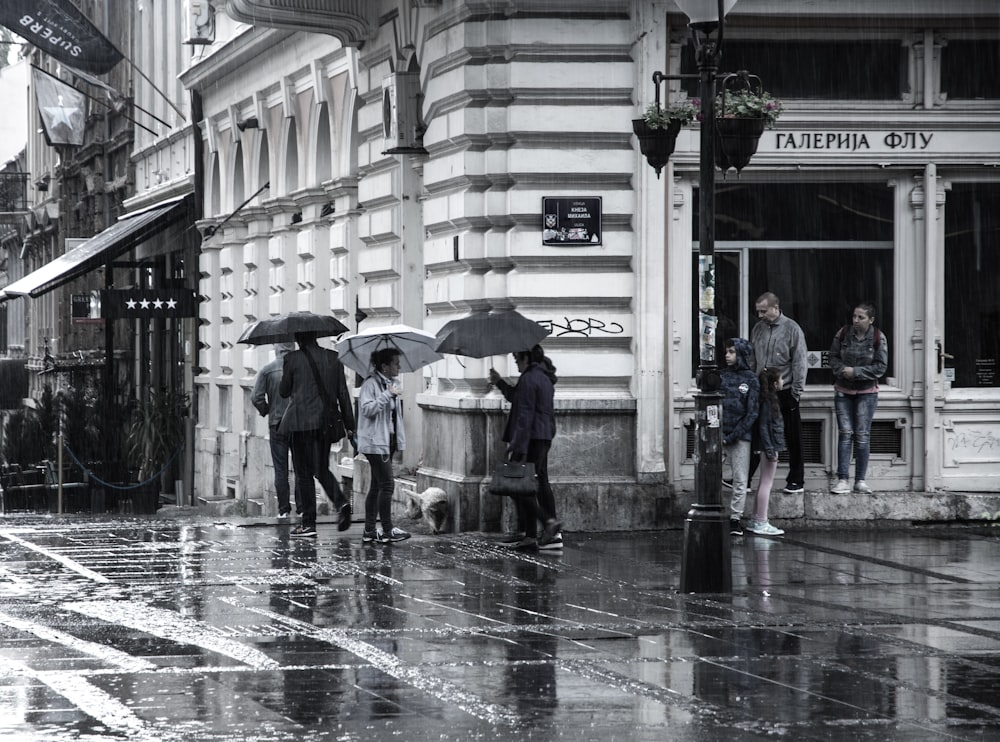 Fotografía en escala de grises de personas caminando por la calle