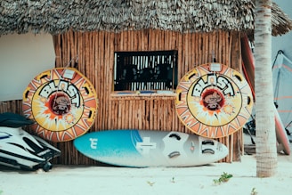 gray and blue surfboard