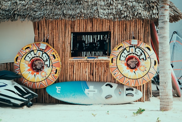 gray and blue surfboard