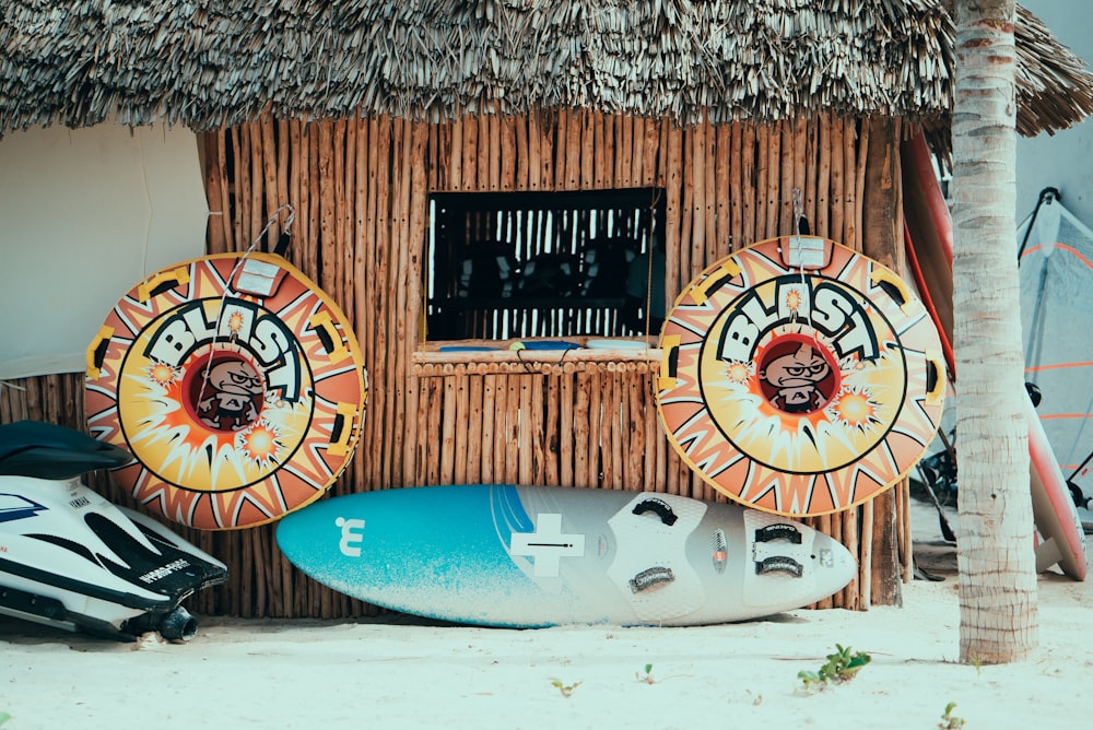 gray and blue surfboard