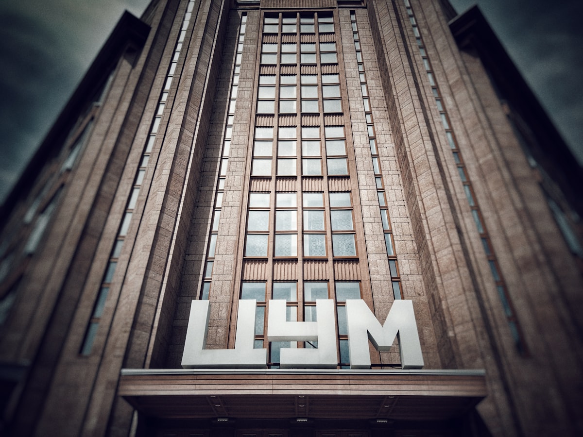 Imagen de portada de Despliega un LLM open-source on-premise con fallback automático
