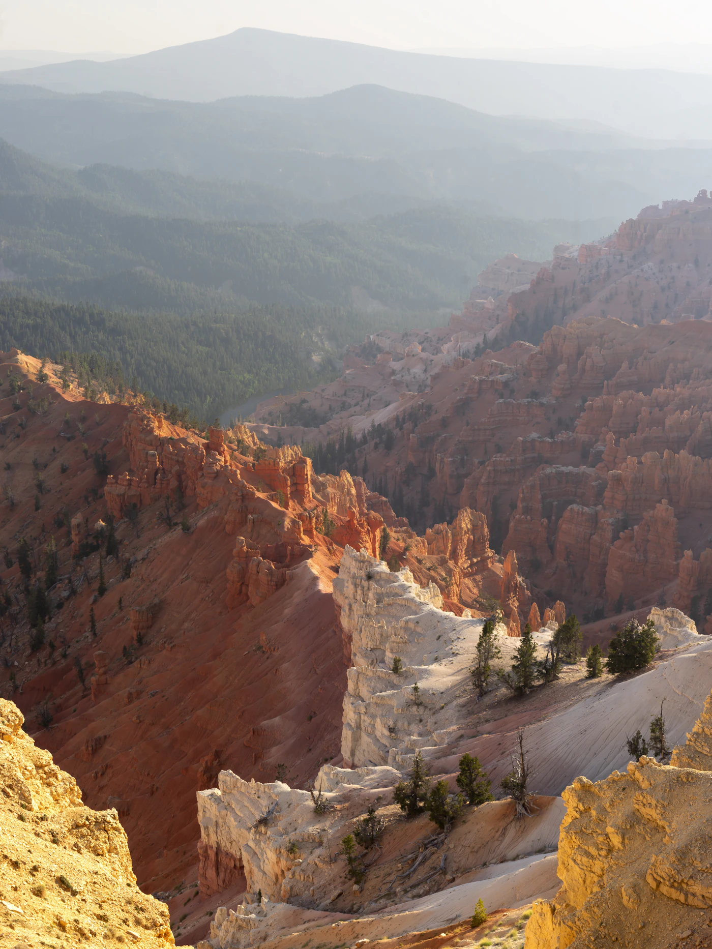 Red and orange rock amphitheatre in the high country of southern Utah
