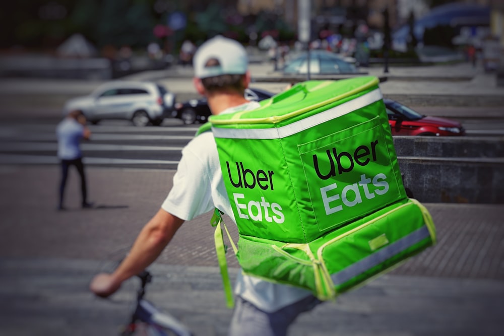 Mann mit Uber isst Rucksack