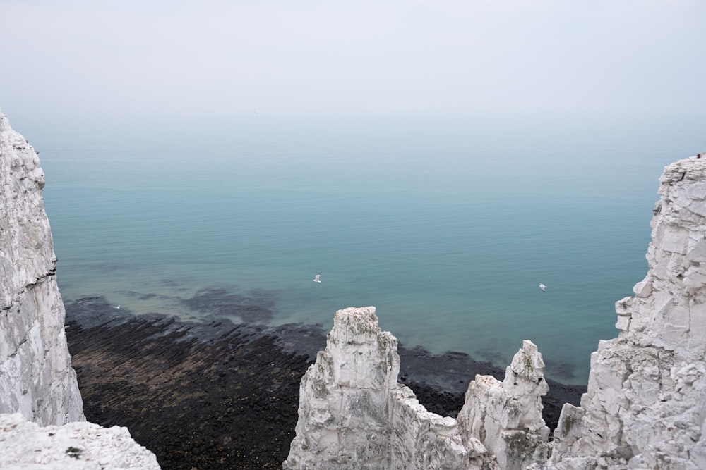 foto di paesaggio di una scogliera e del mare