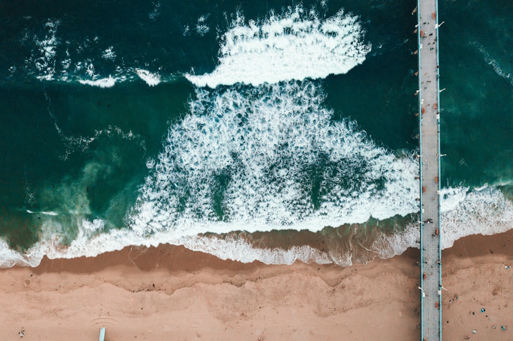 해변 옆 해변 모래의 항공 사진