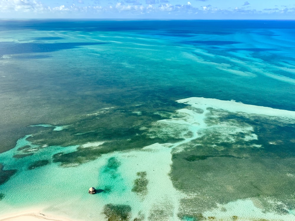 Plan d’eau bleu et vert