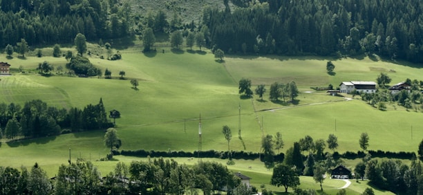 A welcoming rural landscape in Paraíba do Sul with green fields and rustic buildings.