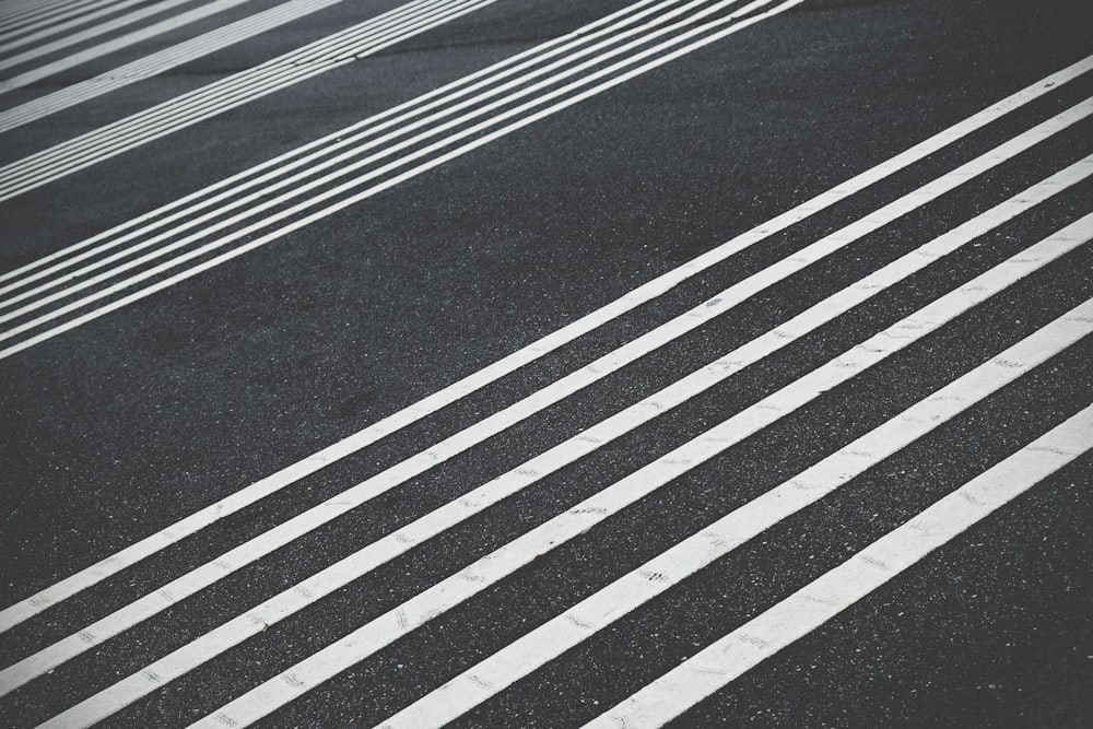 Ein Schwarz-Weiß-Foto eines Zebrastreifens