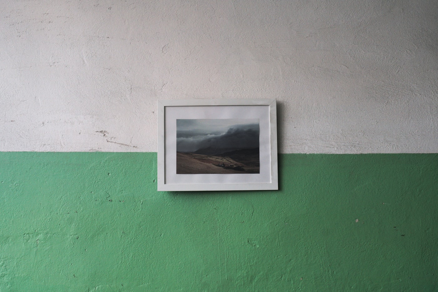 Gerahmtes Landschaftsbild an einer hellen Wand