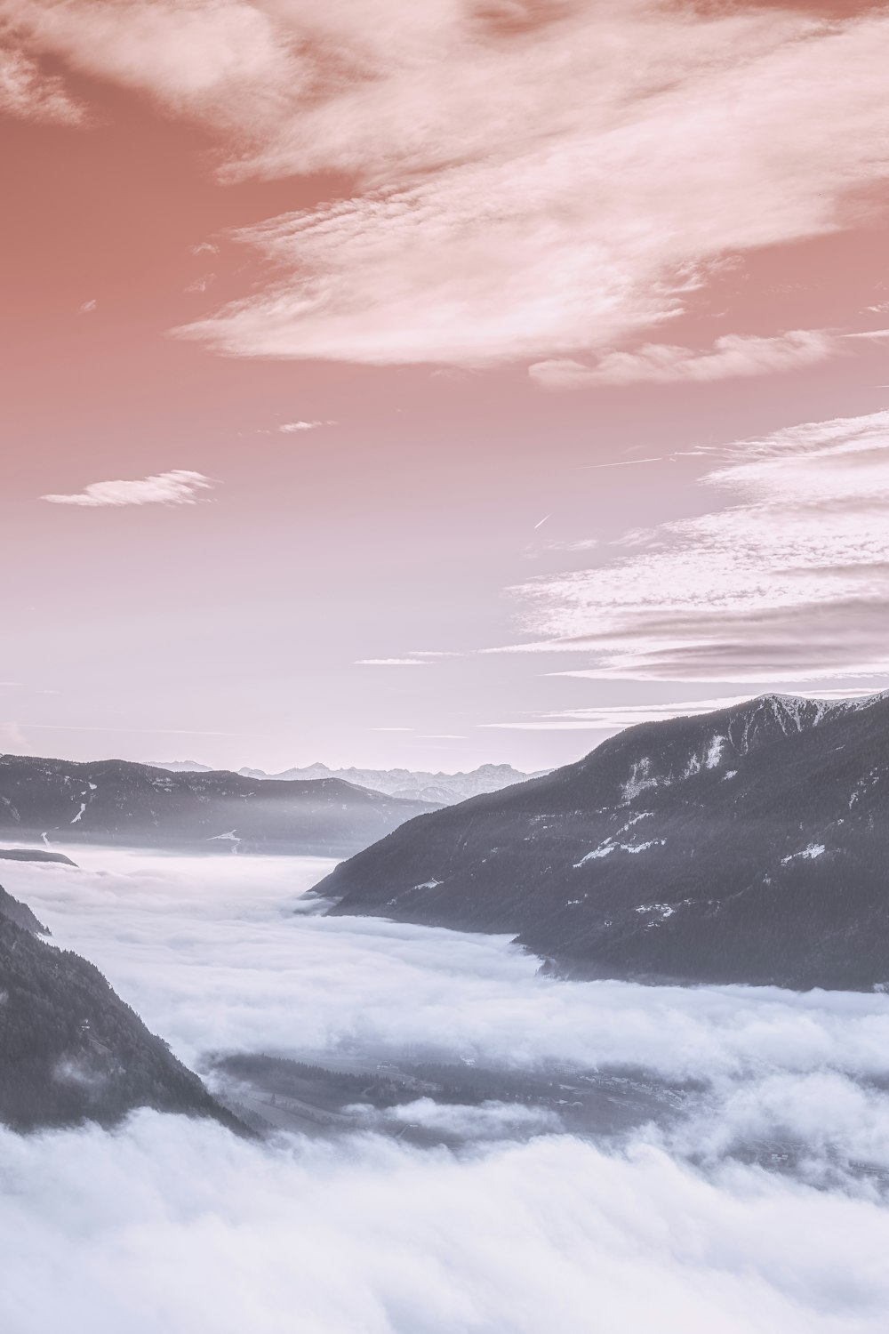 photographie de paysage de montagnes avec des nuages