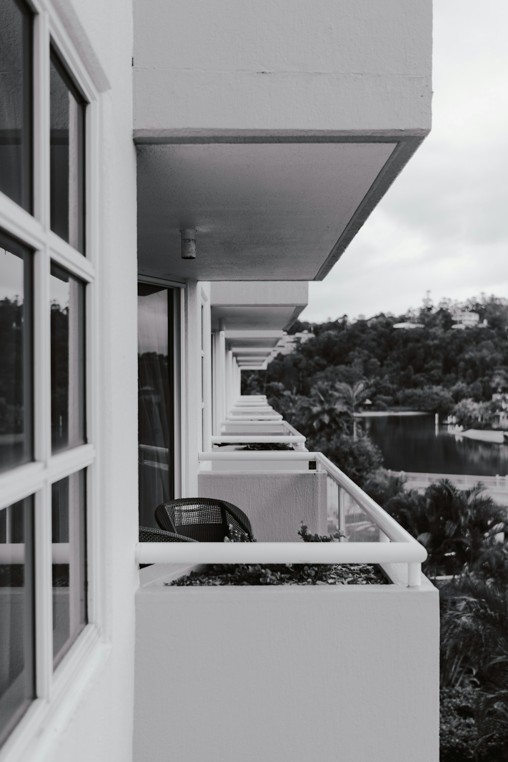 foto en blanco y negro de un edificio de hormigón