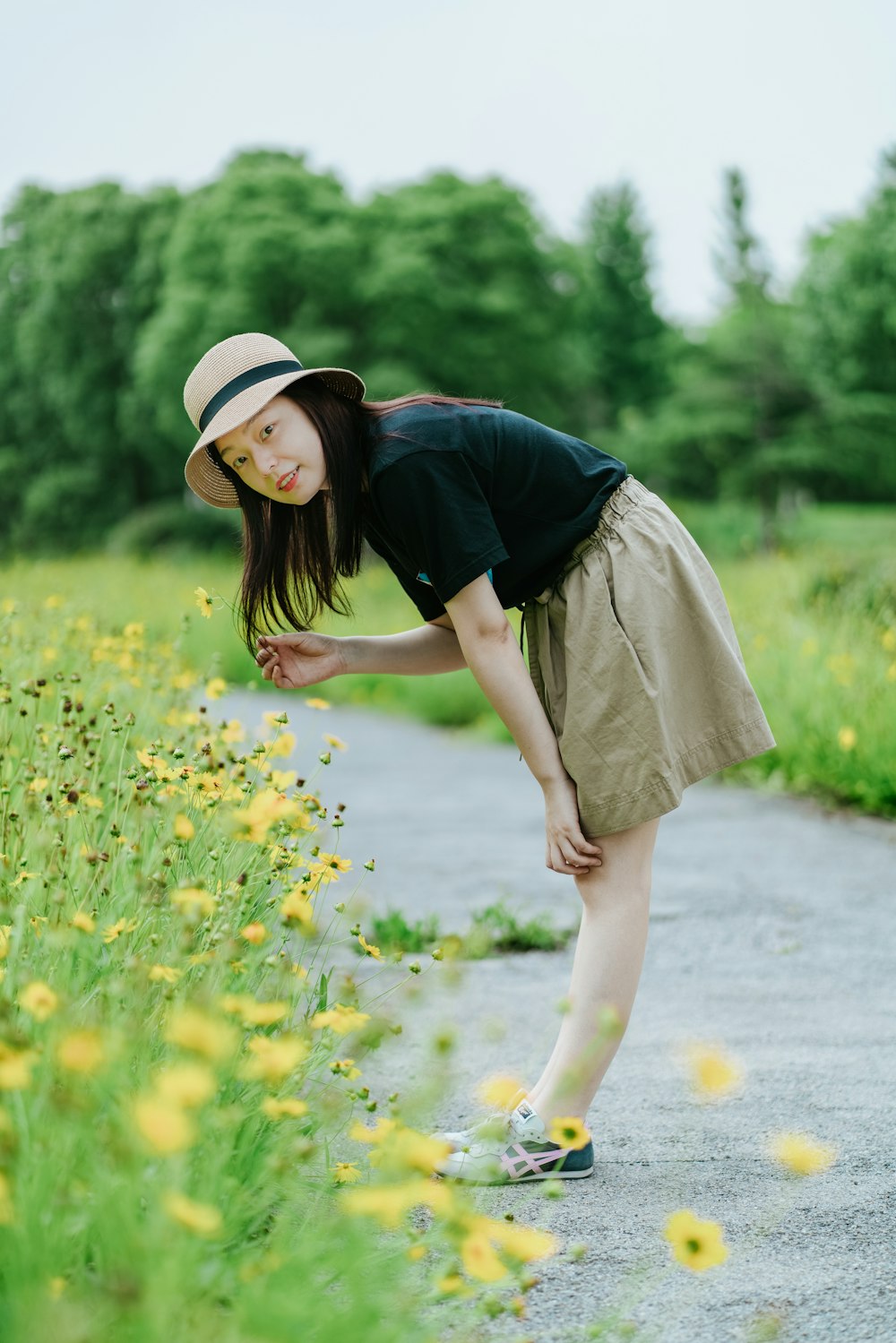 woman wearing brown hat