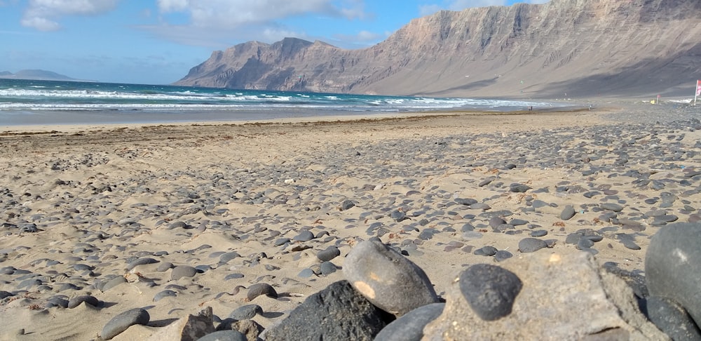 Rocas grises de la orilla del mar durante el día