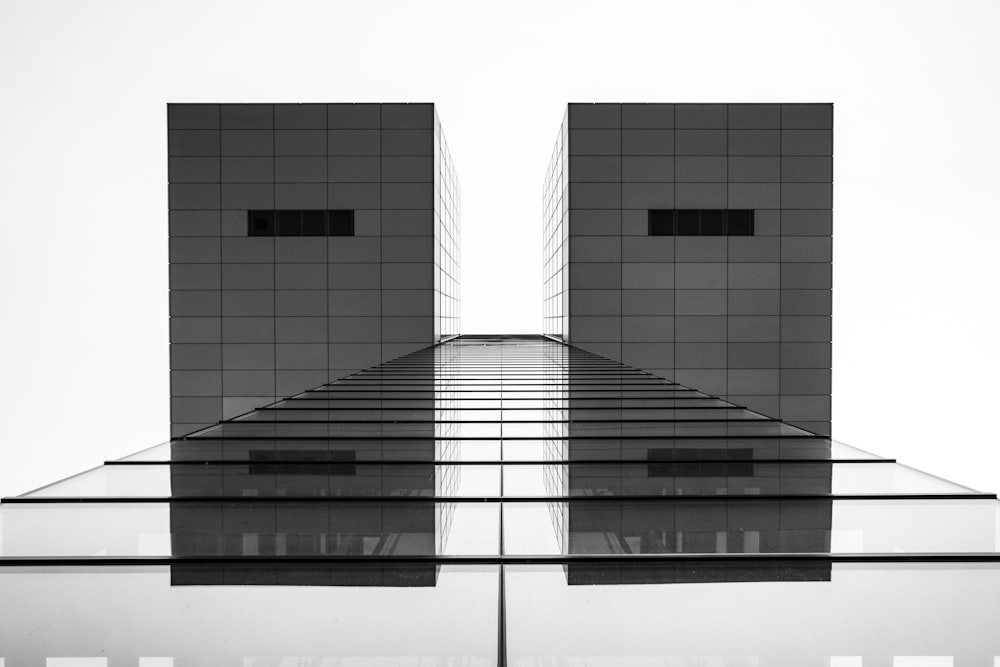 foto em escala de cinza do edifício