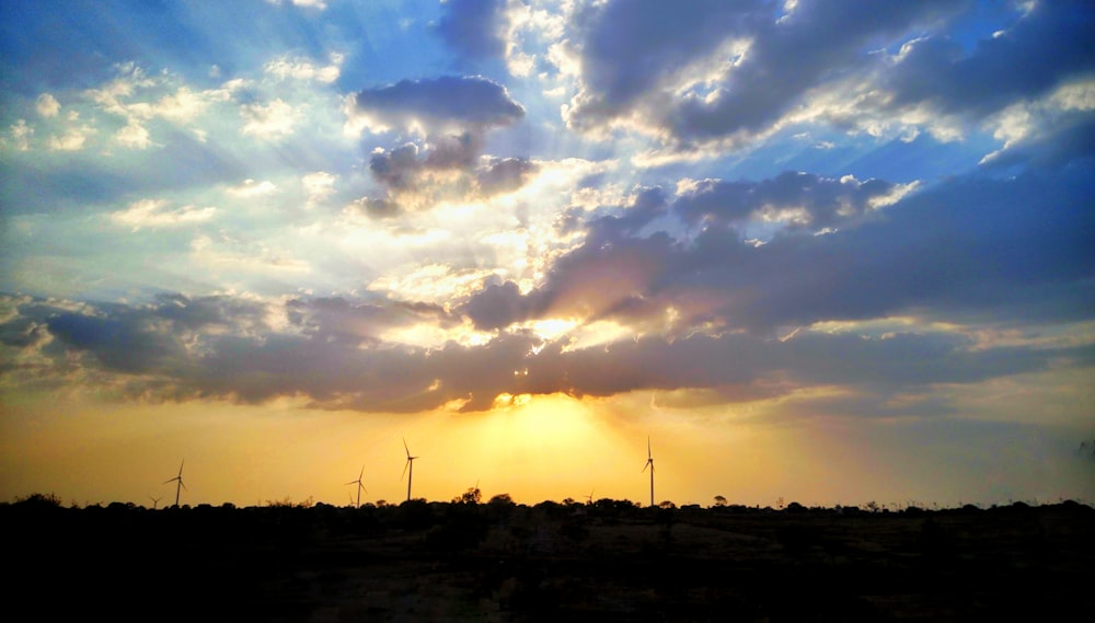 Bewölkter Himmel bei Sonnenuntergang