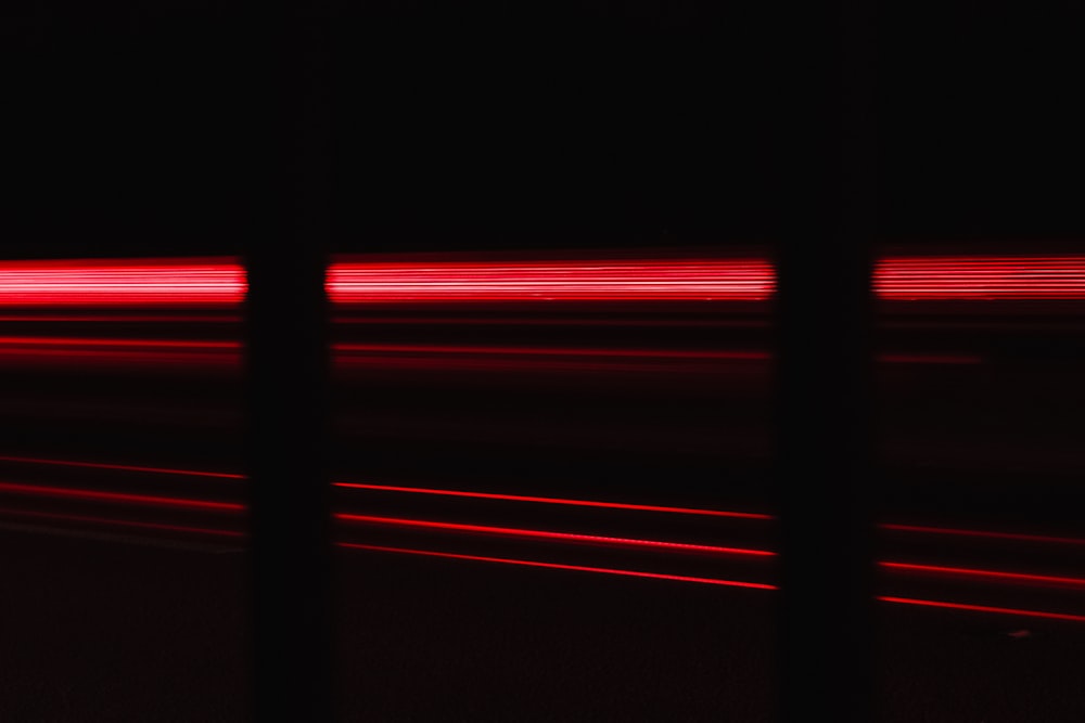 Una foto sfocata di una luce rossa al buio