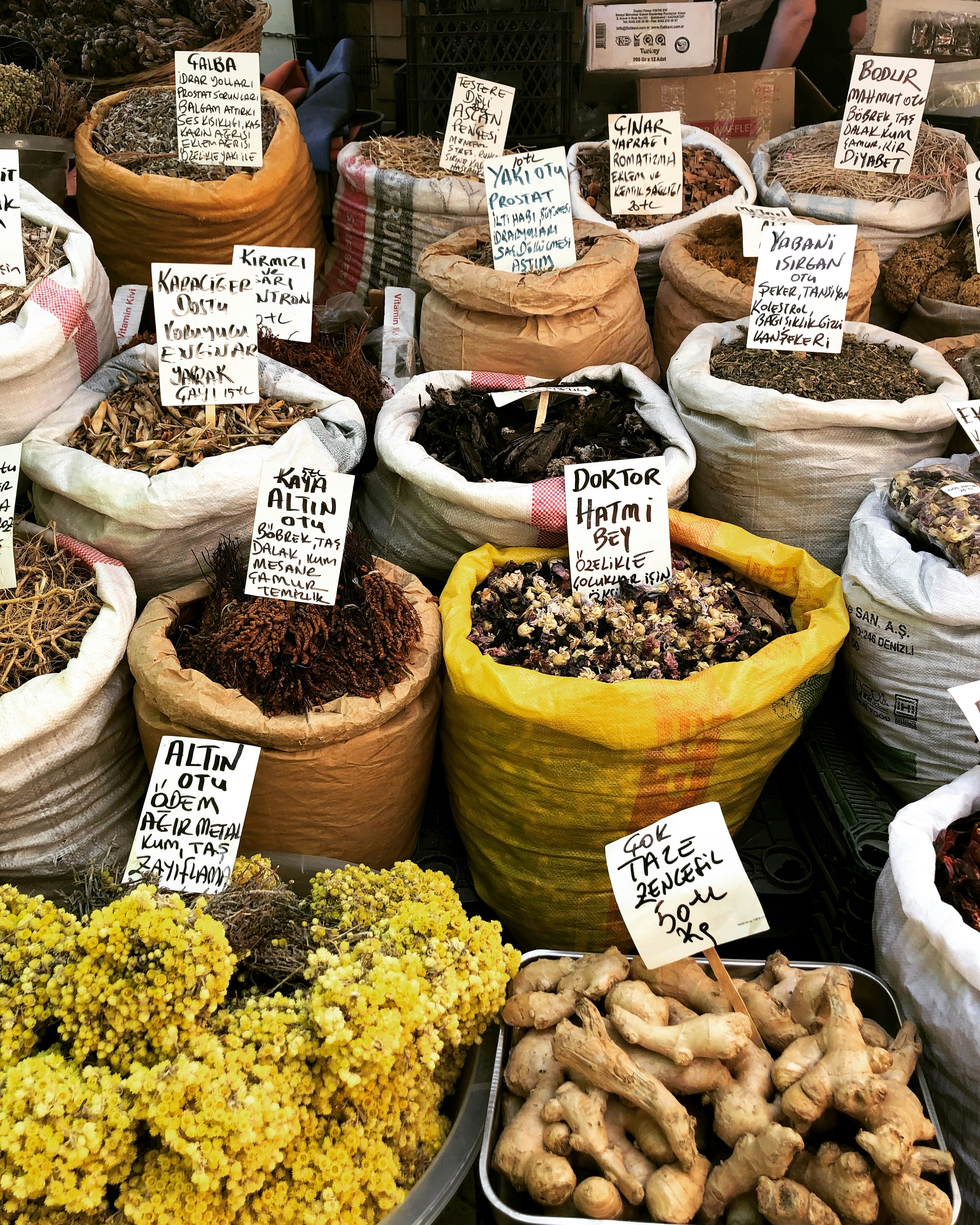 Zero waste магазин. Сотрудник собирает товар на паллет. Different goods. Different goods. Термопленка хранение в складе.