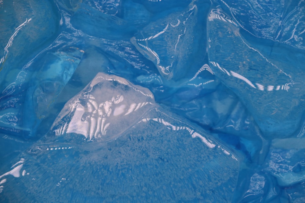 Fotografia ad alto angolo delle onde bianche e blu dell'oceano