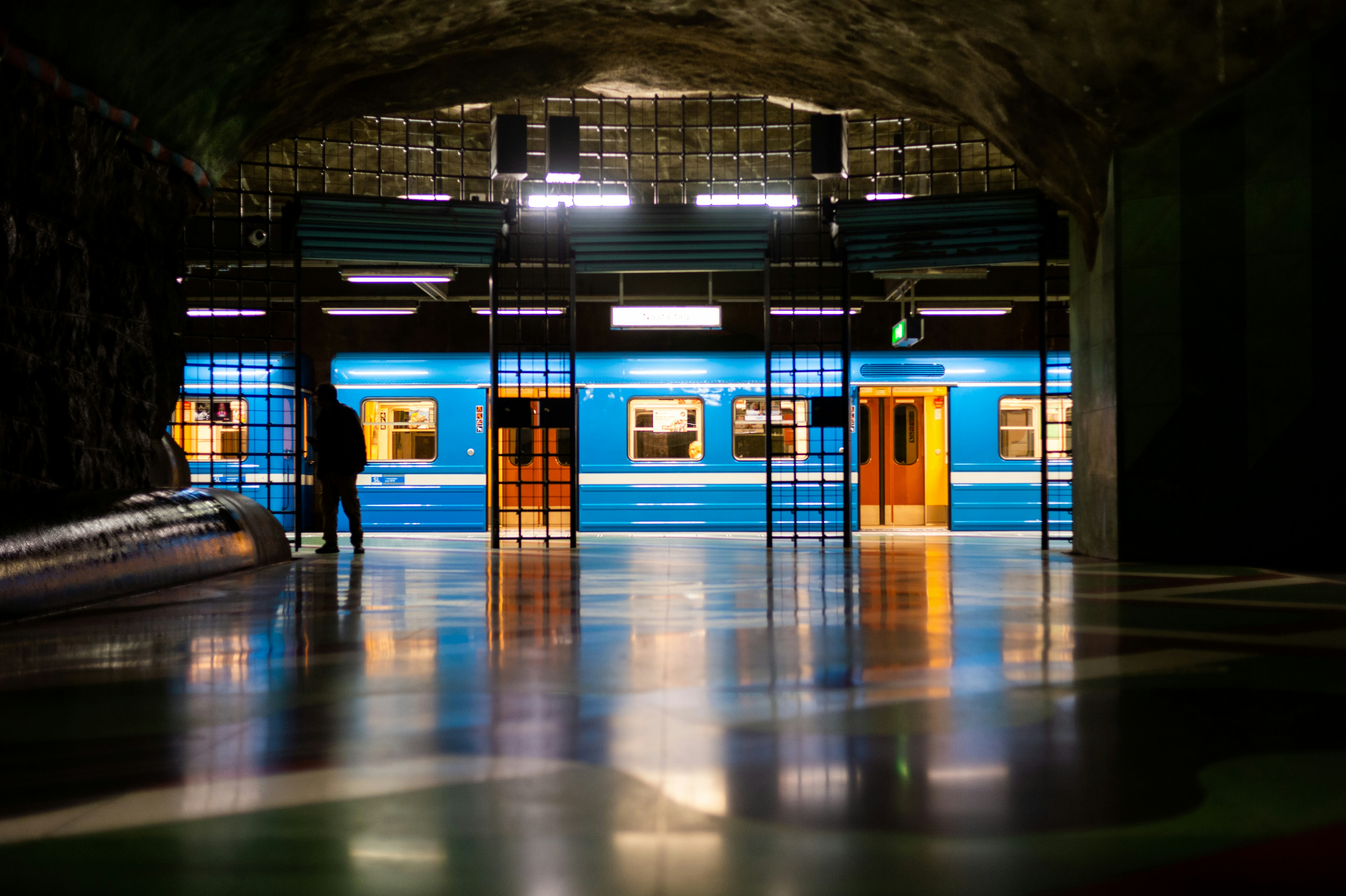 Silueta de la persona de pie dentro del edificio