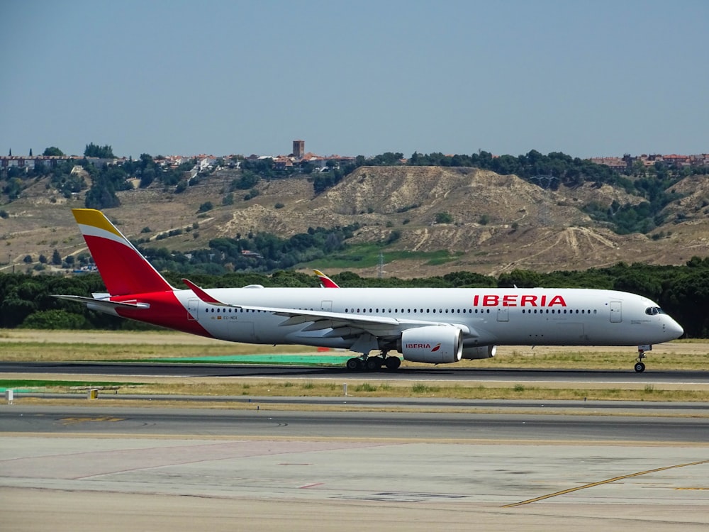 aereo Iberia bianco e rosso in aeroporto